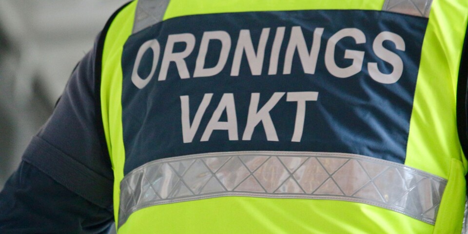 Natten till tisdagen stoppade en polispatrull två män i Hököpinge. Den ene utgav sig för att vara ordningsvakt.