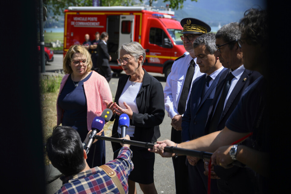 Premiärminister Élisabeth Borne håller presskonferens i Annecy.