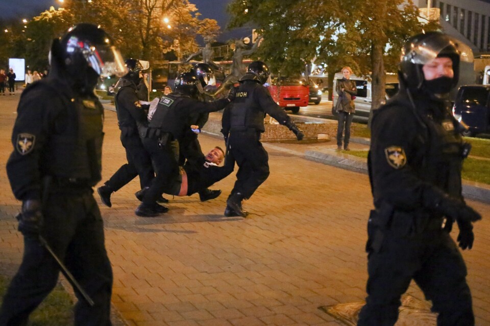 Poliser från den ökända Omon-styrkan ingriper mot oppositionella missnöjesyttringar i Minsk. Här bär de iväg en man.