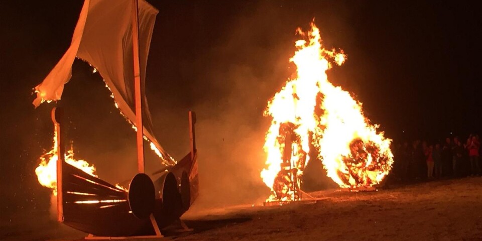 Succén tillbaka: Eldskulpturer och bränning av vikingaskepp