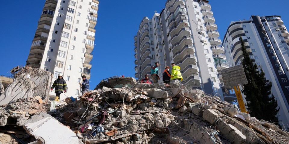 Turkiets president Recep Tayyip Erdogan har utlyst undantagstillstånd i de tio jordbävningsdrabbade provinserna i landet.