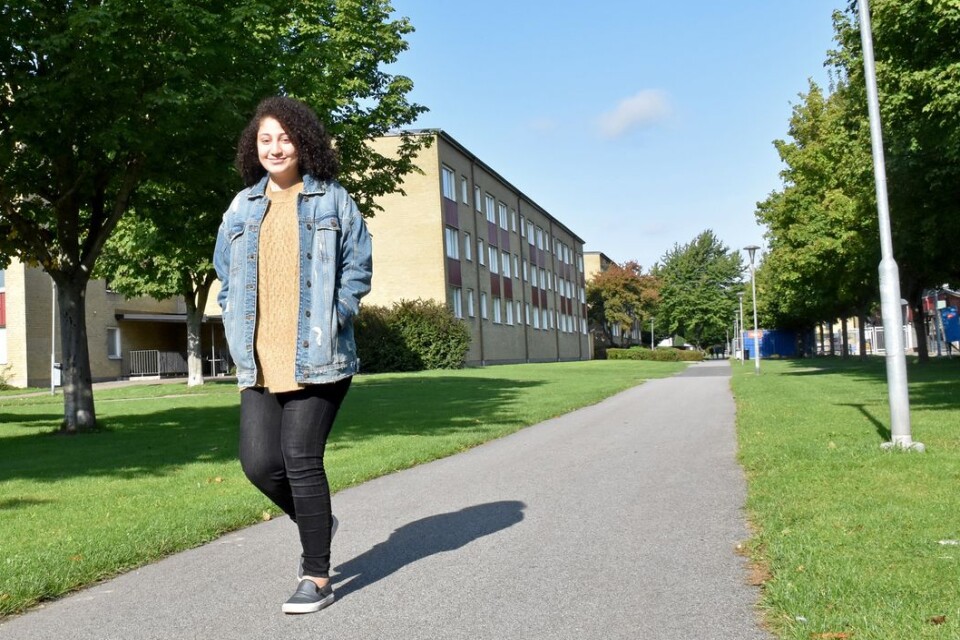 Rania Herzallah bor med sin familj på Gamlegården. Hon klarade IB-programmet med bra betyg. Men utan uppehållstillstånd måste hon betala för studier på högskola.