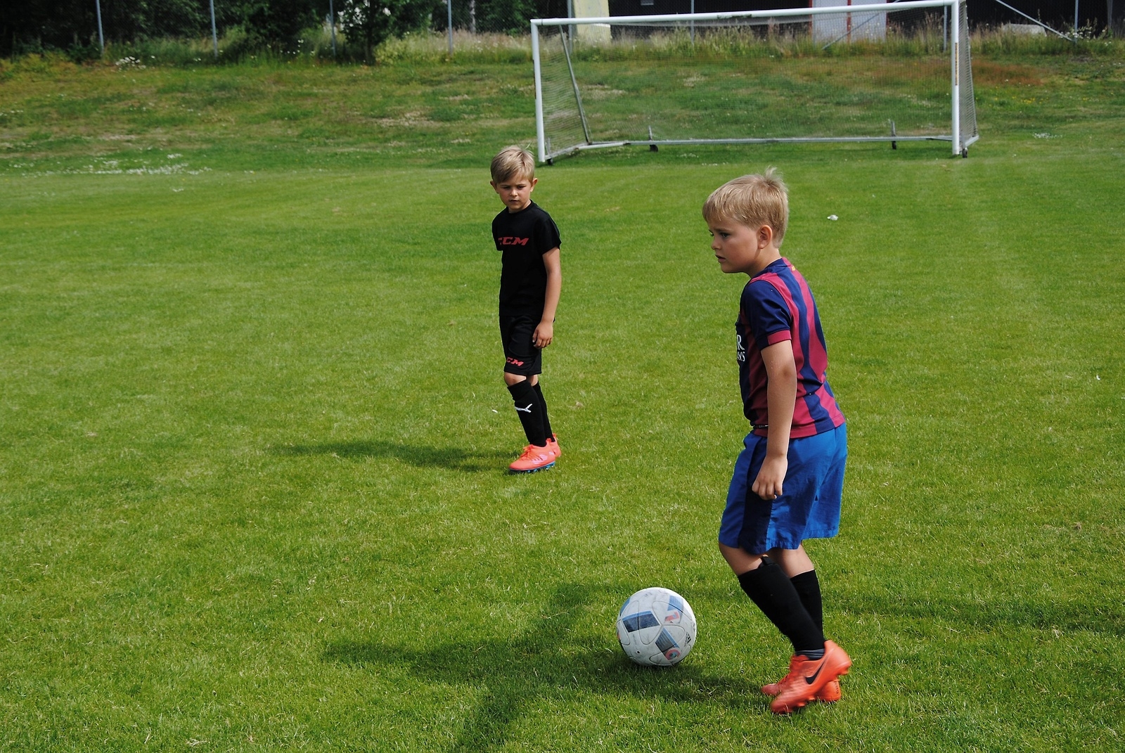 Barnen spelade fotbollsmatch tillsammans med ledarna. Foto: Jacob Ruderstam