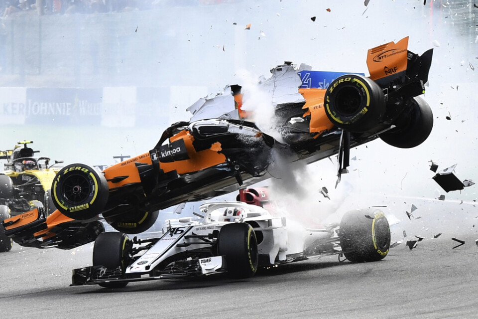 Fernando Alonso, då i McLaren slungades upp på Charles Leclerc, då i Sauber, i Belgien. Arkivbild.