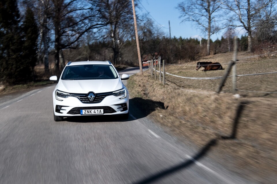Renault Mégane Sports Tourer E-Tech kan ta sig drygt fem mil på enbart el om man kör som det anstår en förare med miljöansvar.