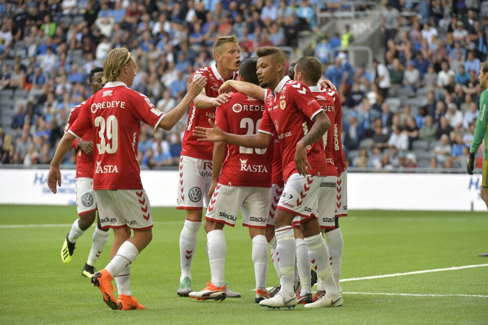 Kalmarglädje efter att Erton Fejzullahu gjort 0-2 under söndagens fotbollsmatch i allsvenskan mellan Djurgården och Kalmar FF på Tele2 Arena.