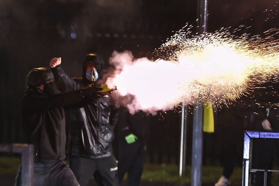 För sjunde natten i rad är det konflikter på gatorna i Belfast i Nordirland.