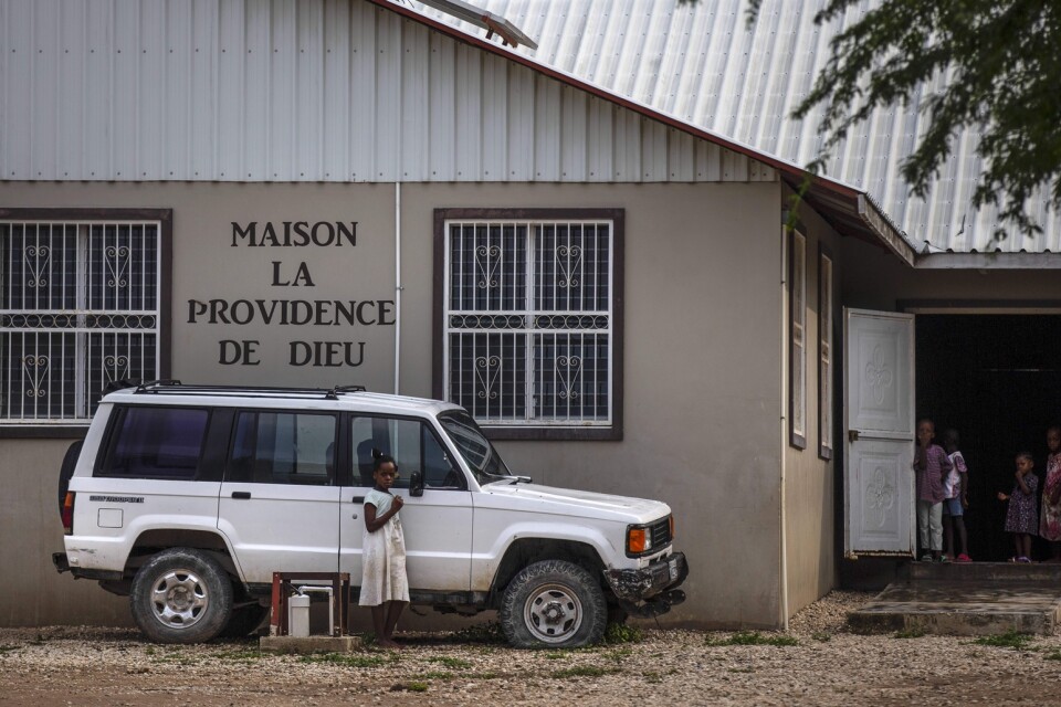 Barn står på gården framför det barnhem i Haiti, från vilket 17 missionärer var på väg när de kidnappades.