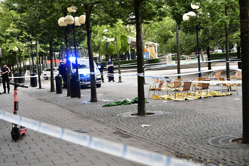 Flera personer skadades och en person avled i samband med ett bråk i Kungsträdgården på onsdagen.