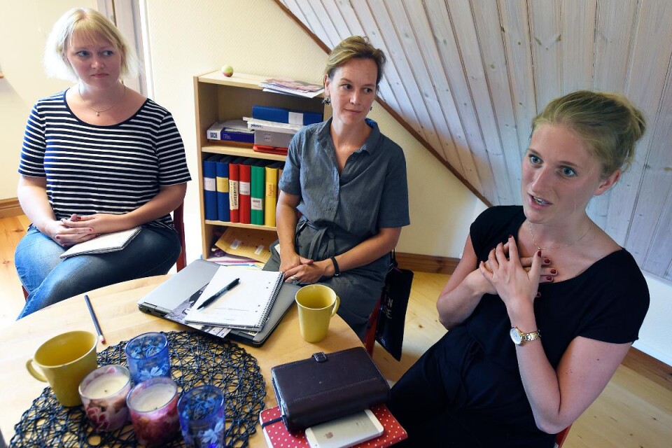 Linda Edvardsson och Lovisa Gentz Ahl, båda integrationssamordnare på kommunen, är glada att Linnea Håkansson, projektledare på Kompis Sverige, hjälper till att starta upp verksamheten i Kristianstad. Foto: Bosse Nilsson