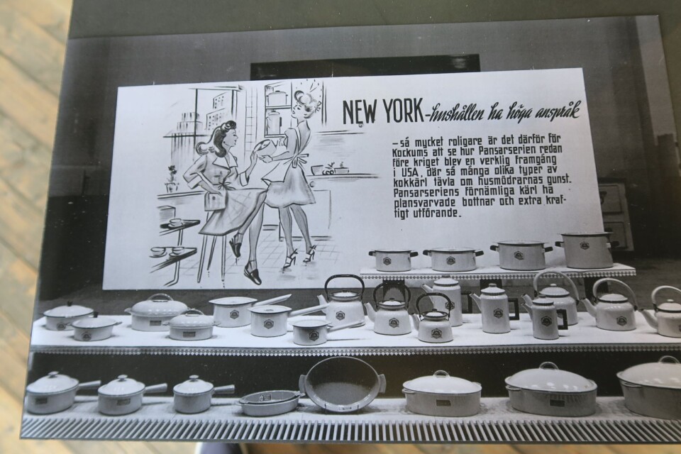 Efterfrågan i New York, en gammal reklamskylt finns med i utställningen.