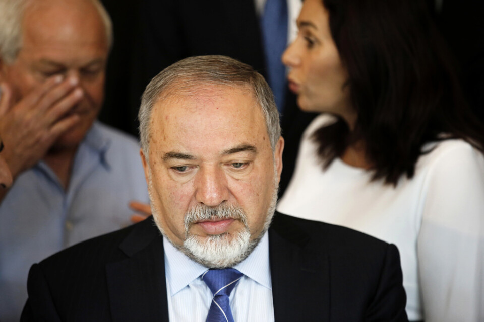 Avigdor Lieberman, partiledare för Yisrael Beitenu, säger att han inte stöttar någon av de två huvudkandidaterna att bli premiärminister efter Israels jämna val.