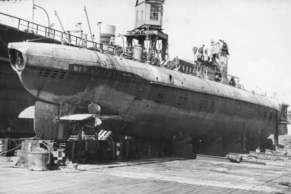 HMS Ulven i Eriksbergs flytdocka efter bärgningen. Arkivbild.