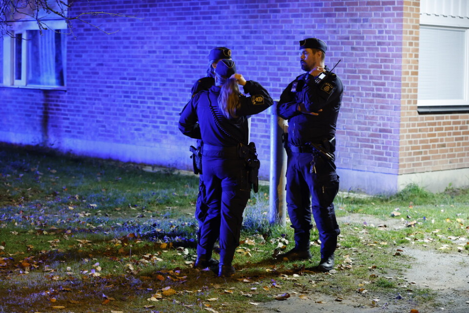 Poliser arbetar i området efter skjutningen på lördagskvällen.