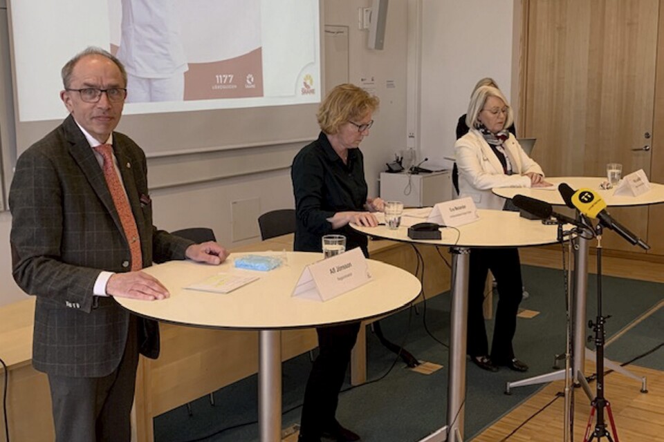 Regiondirektör Alf Jönsson informerade om covid-19-läget i Skåne under en presskonferens med smittskyddsläkare Eva Melander och hälso- och sjukvårdsdirektör Pia Lundbom i Skånehuset i Kristianstad. Smittspridningen fortsätter att hålla sig på en stabil nivå i Skåne.