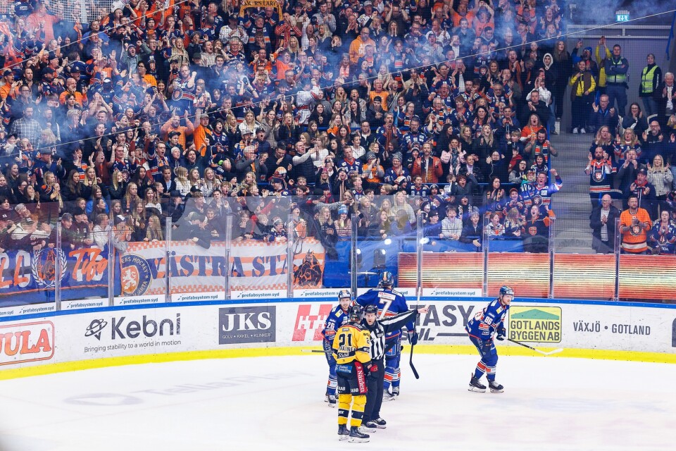 Växjös spelare jublar framför fansen under kvartsfinal sju mot Luleå.