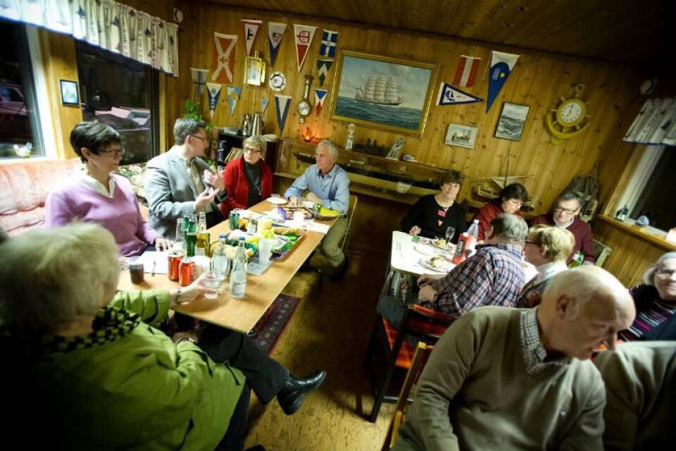 Kommunalrådet Ulf Bingsgård arrangerade på tisdagskvällen en av sina pubkvällar. Den här gången var platsen Skåres hamn.