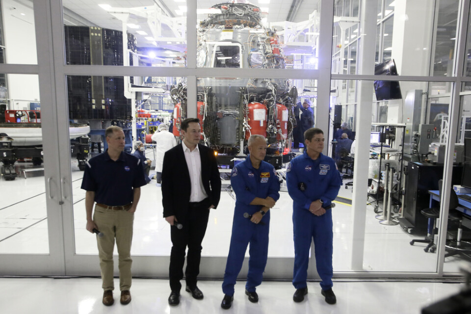 Nasa-chefen Jim Bridenstine, Space|X-chefen Elon Musk och astronauterna Doug Hurley och Bob Behnken vid en pressvisning av Crew Dragon-kapseln (i bakgrunden) i Kalifornien förra året.