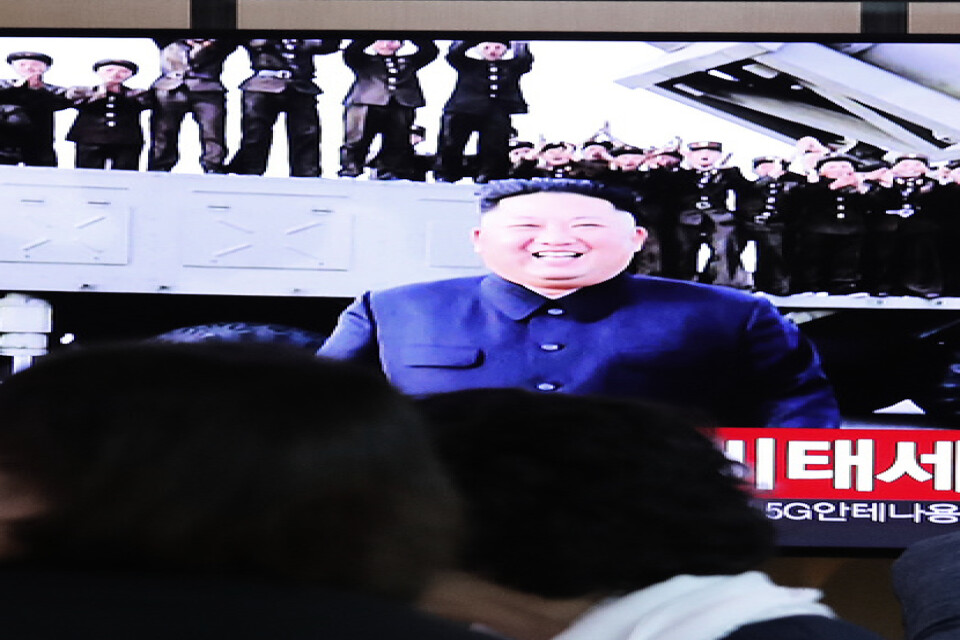 En nyhetssändning, med arkivbilder på Nordkoreas diktator Kim Jong-Un, om onsdagens robotuppskjutning. Bilden är tagen på Seouls centralstation.