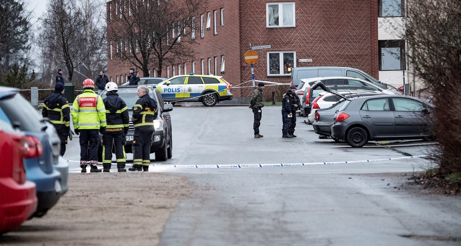 Personal från nationella bombskyddet och kriminaltekniker undersöker området kring en bil på Verkstadsgatan i centrala Hässleholm efter att ett okänt, fyrkantigt föremål upptäckts utomhus på marken. Polisen bekräftar nu att det rörde sig om en bilbomb. Foto: Johan Nilsson/TT