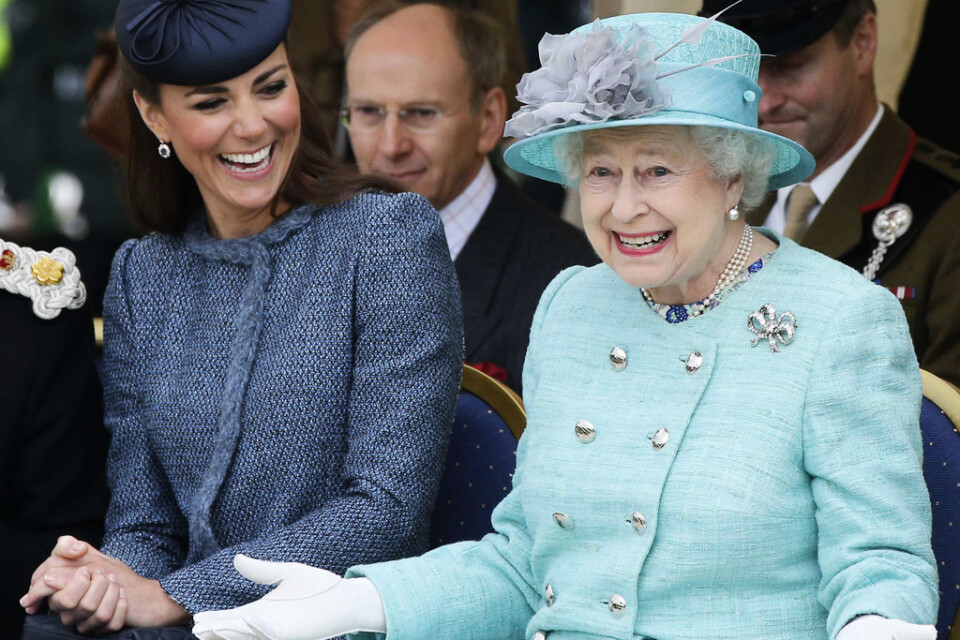 Kate, hertiginna av Cambridge, och drottning Elizabeth har kul under ett idrottsevenemang i Nottingham i juni 2012.
