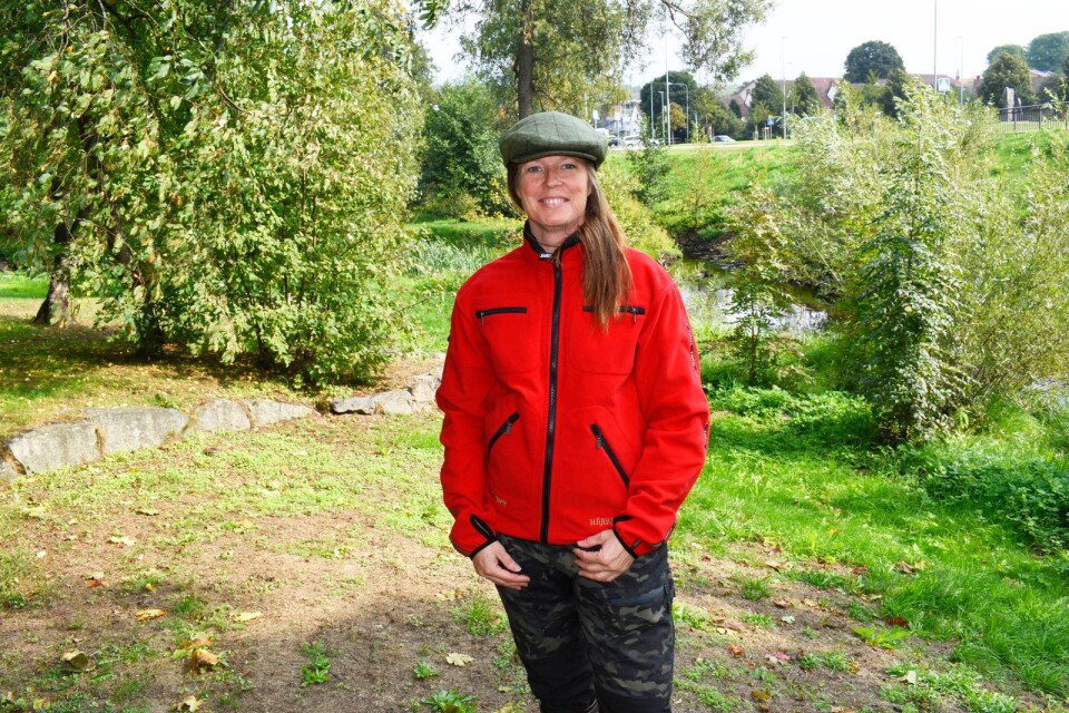 Jaana Bengtsson som driver Gårdens värme och fritid visar jaktkläder i Mera.