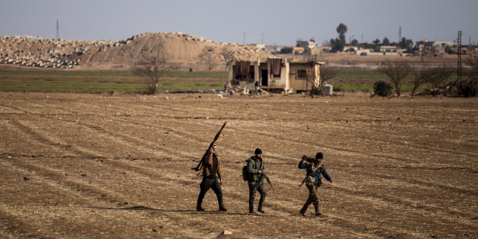 Soldater i syriska milisalliansen SDF på ett fält i nordöstra Syrien, där inbördeskriget delvis går att härleda till oroligheter som uppstått i samband med klimatförändringarna. Arkivbild.