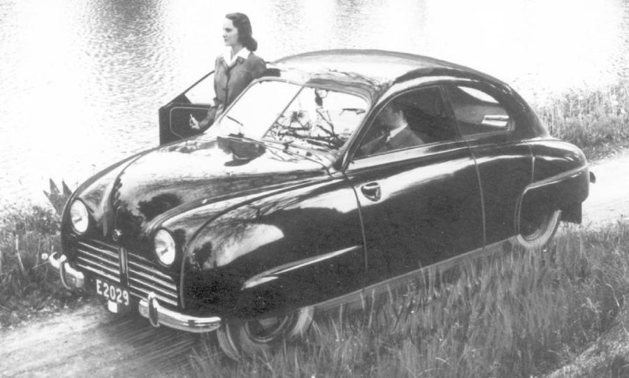 1. 1947 presenterades den första Saaben för media i Linköping. 1949 startade serieproduktionen. Men vad hade den allra första serieproducerade Saaben för modellbeteckning?