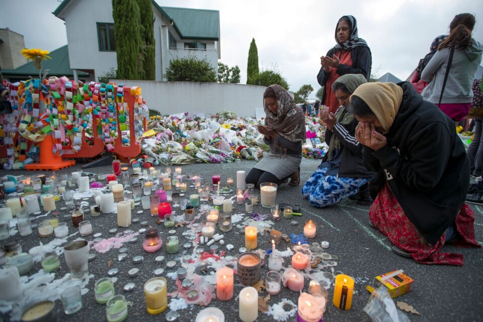Sörjande framför Al Noor moskén i Christchurch, New Zealand efter terrorattentatet.