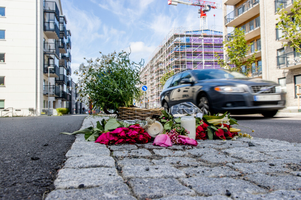 Blommor på den plats där två personer blev påkörda i juli 2022 i Göteborg.