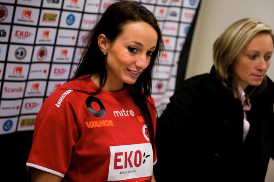 Kosovare Asllani med KDFF-tränmren Elisabet Gunnarsdottír.