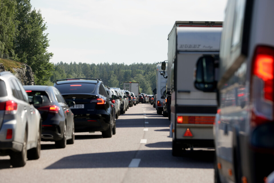Utsläppen av växthusgaser måste minska från vägtransporter om Sverige ska nå de nationella och EU-målen. Med nuvarande politik kommer målen inte att nås. Arkivbild.