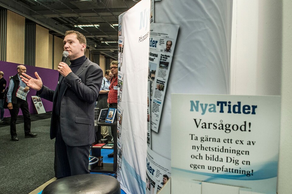 Chefredaktör Vavra Suk talar i Nya tiders monter på Bokmässan i Göteborg.