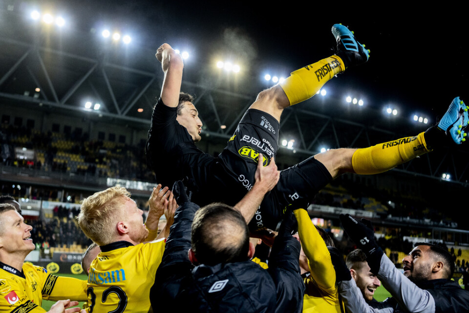 Stefan Ishizaki tackas av efter matchen som var hans sista hemmamatch i allsvenskan med Elfsborg.