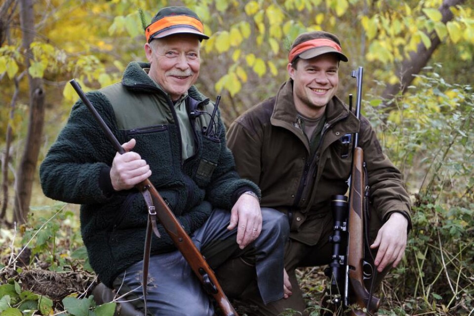 Bertil och Daniel Backskär var nöjda efter tisdagens jaktpass som slutade med att de sköt varsin älg.