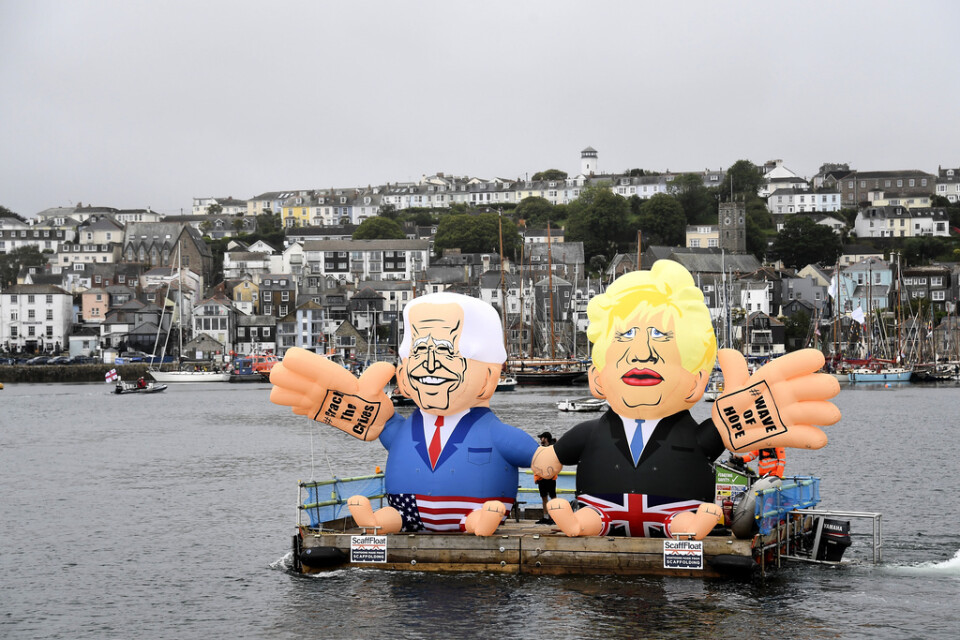 Två ballongfigurer föreställandes USA:s president Joe Biden och Storbritanniens premiärminister Boris Johnson flyter förbi brittiska Cornwall där G7-mötet i dagarna hålls.