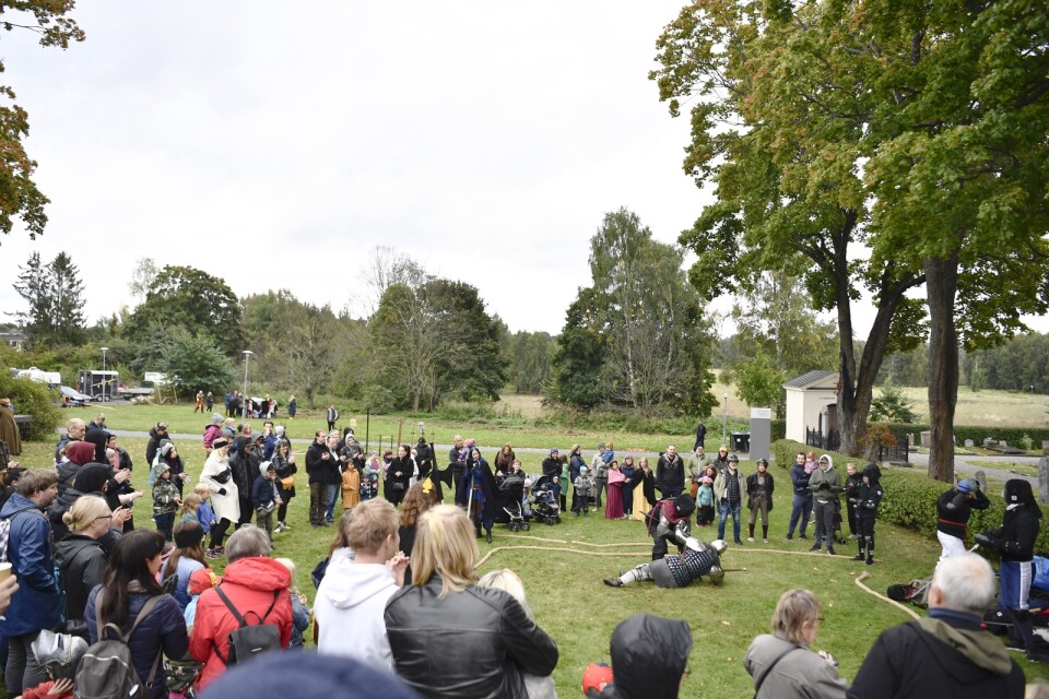 Riddare från Tialundalands väktare ger en uppvisning under medeltidsdagen som anordnas vid Brännkyrka kyrka i södra Stockholm samtidigt som kyrkovalet.