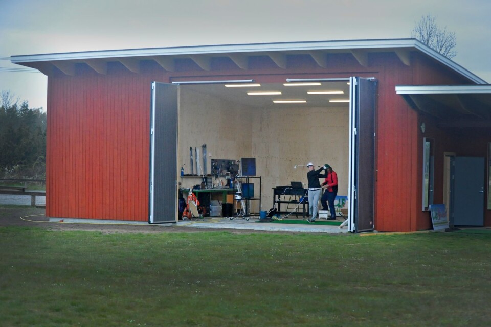 Golfstudion ligger på driving rangen. Under vinterhalvåret sätts ett nät upp inne i studion så att man kan träna året om.