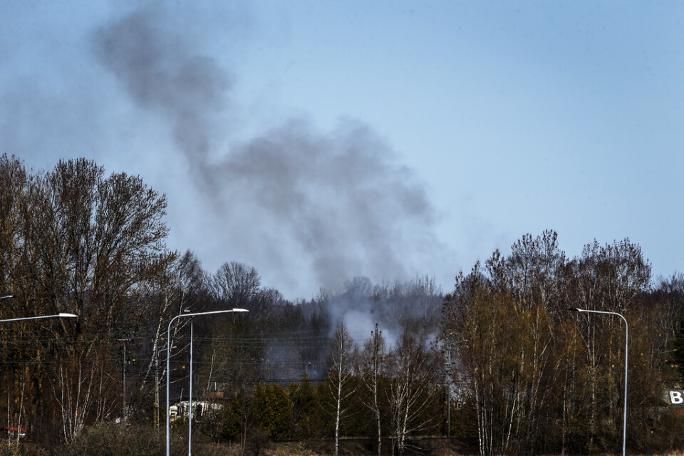 På bilden syns rök som stiger från industribyggnaden som brann.