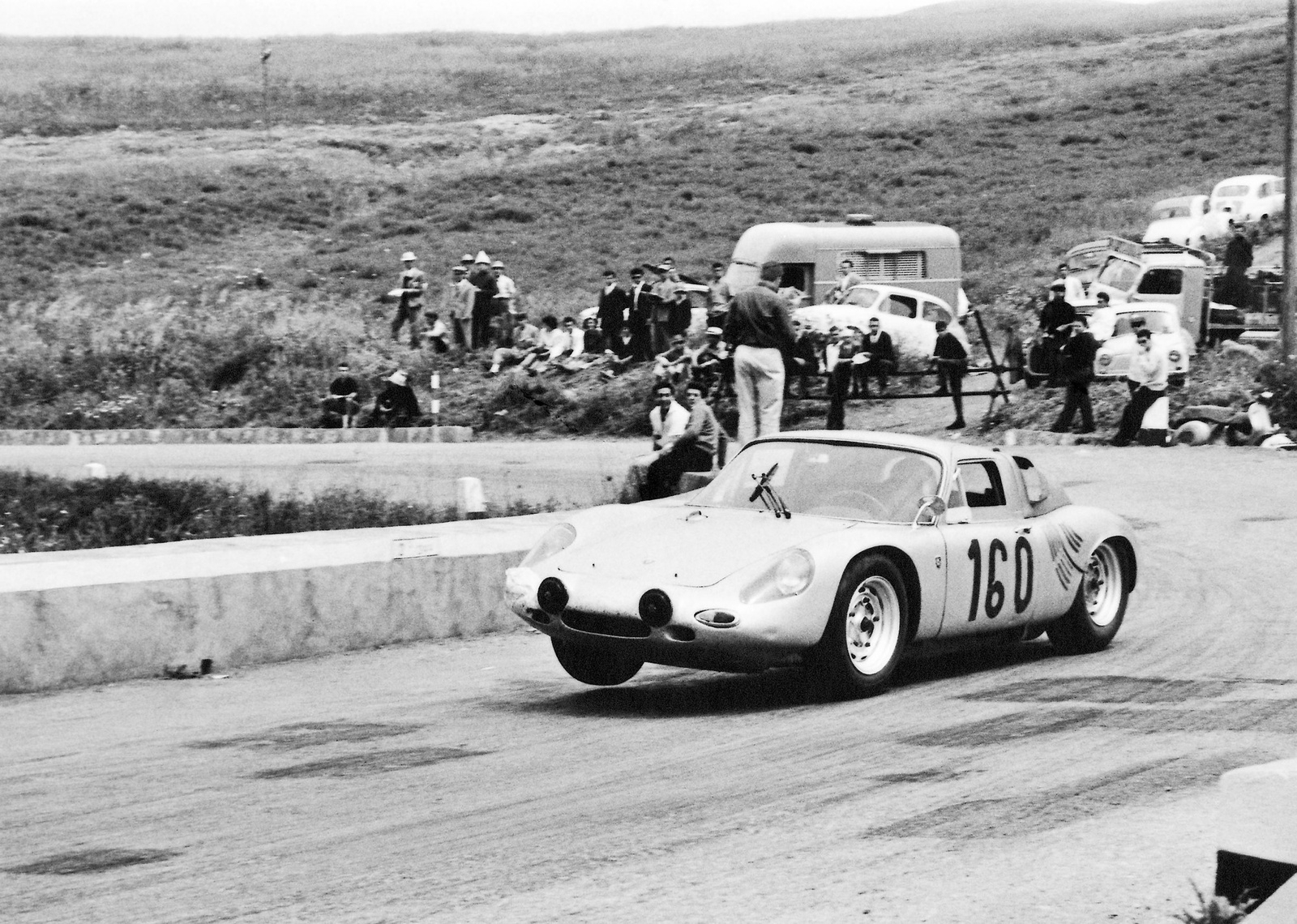 Porsche har under alla år varit aktiva i många motorsportgrenar. Här ses den svenske racerföraren Joakim Bonnier på väg mot seger i 1963 års Targa Florio på Sicilien i en Porsche 718.
Foto: Porsche