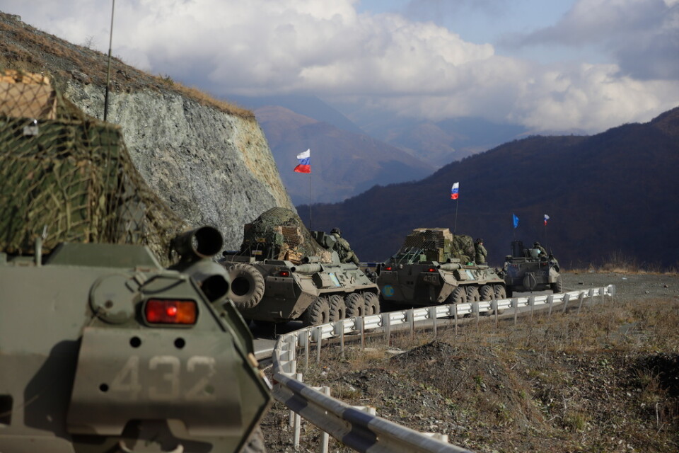 Ryska militärfordon nära Nagorno-Karabach. Arkivbild.