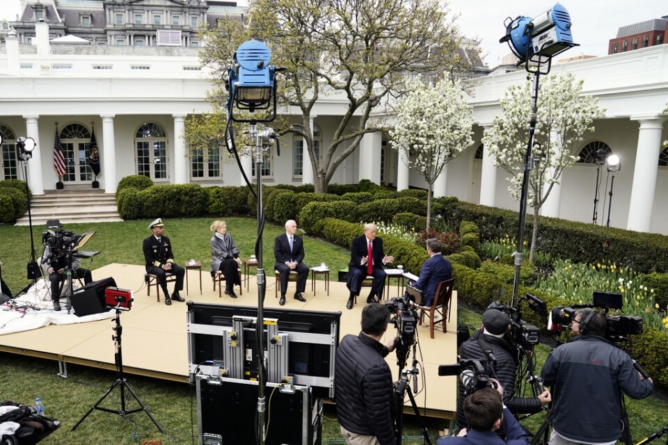 President Donald Trump talar med Fox News programledare Bill Hemmer under en utfrågning utanför Vita huset.
