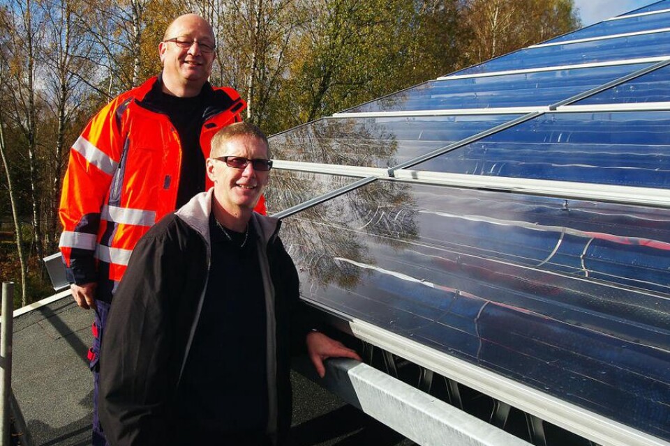 Nisse Rönn (närmast) och Andreas Mann är driftstekniker på det nya fjärrvärmeverket. De ser fram emot att solvärmeanläggningen på taket ska bli klar.