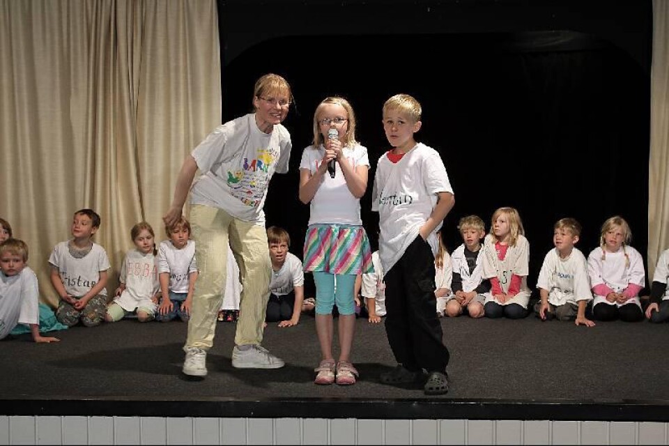 Ninni Carr hjälpte barnen på scenen. Irmeli Christmar och Valentin Lönnbro var helt med på noterna.