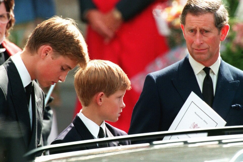 Dianas barn och tidigare make, kronpris Charles, vid begravningen 1997. Arkivbild.