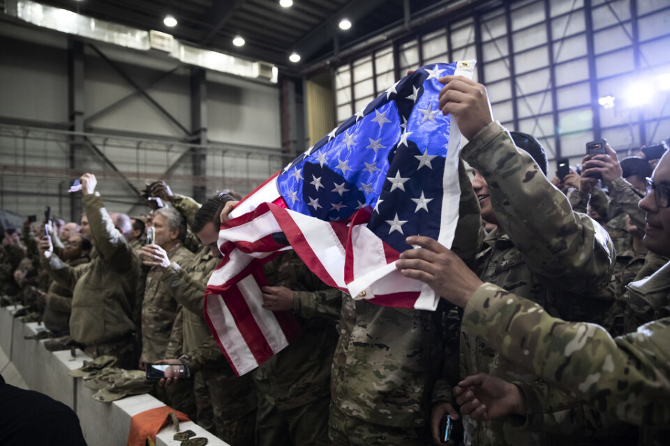 Amerikanska soldater viftar med en flagga vid president Donald Trumps plötsliga Thanksgiving-besök vid en flygbas i Afghanistan, den 28 november.