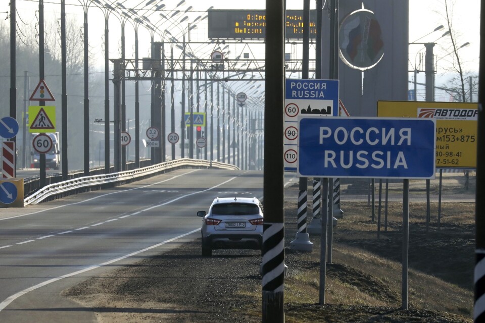 En öde motorväg från Vitryssland till Ryssland.