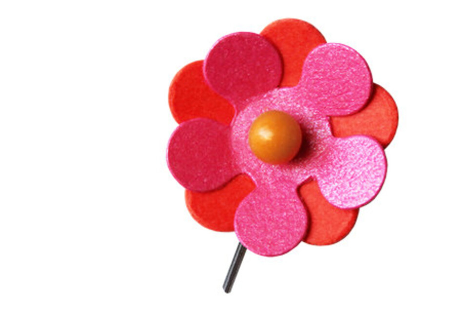 Årets majblomma går i eldiga färger och är designad av tolvåriga Elin Eisele.