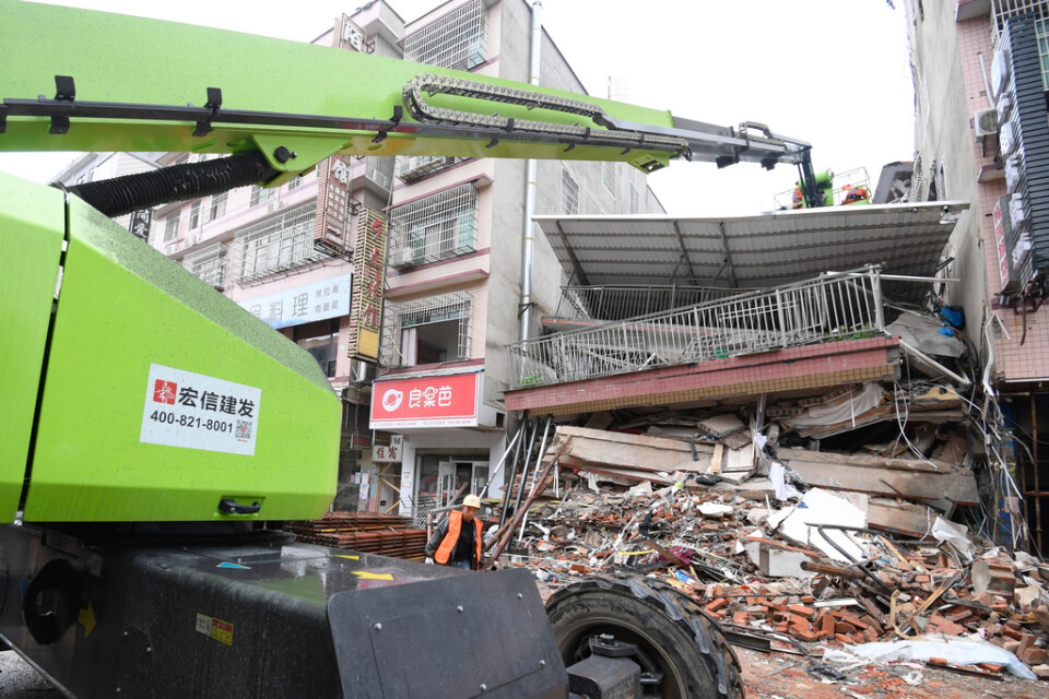 Räddningsarbete vid det kollapsade huset i Changsha. Bild från lördagen.