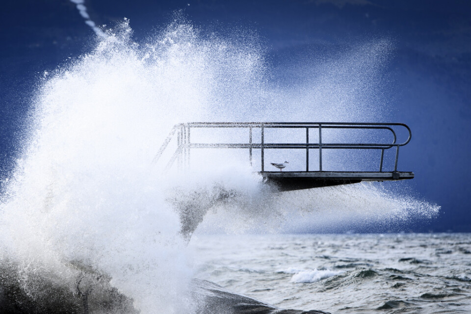 Ovädret drabbade även Schweiz – här ses vågor vid Genèvesjön.